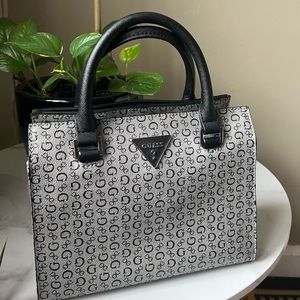 Guess Handbag Authentic (used like new condition)